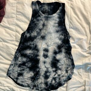 Black-and-white tie-dye, soft, sleeveless knit shirt. Size womens XS